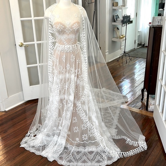 Non-traditional BoHo style bridal gown with cape by Chic Nostalgia, size 2 NWT - Picture 1 of 14